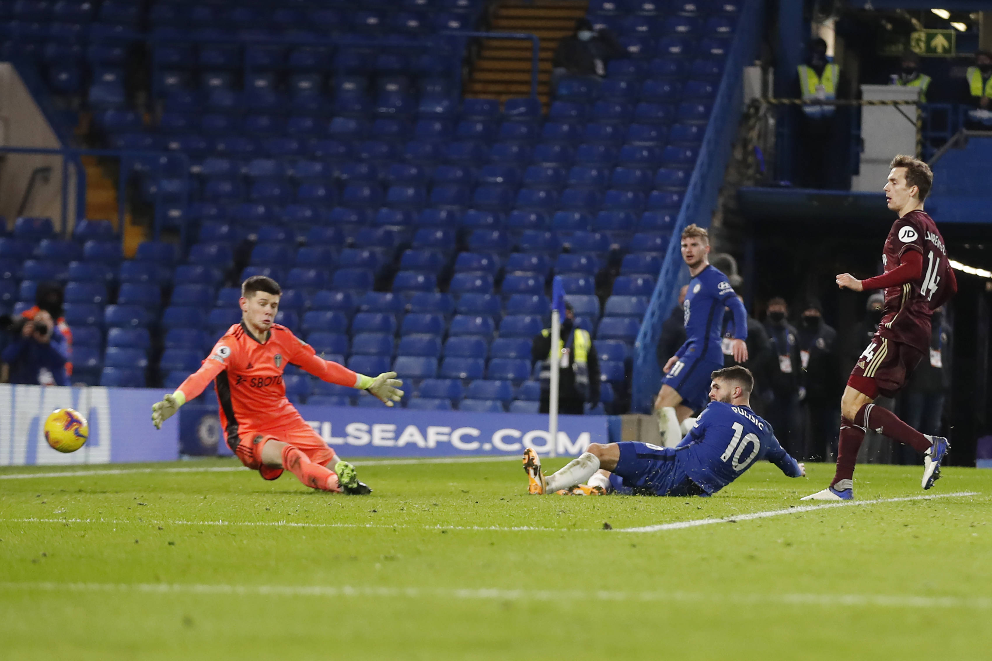 两人有着明 两人有着明